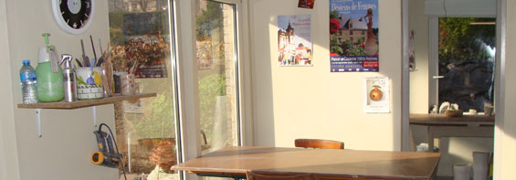 Grace à la pratique terre, accessible à toute personne, l'atelier est un lieu de rencontre ou chacun peut laisser sa créativité s'exprimer et se développer.